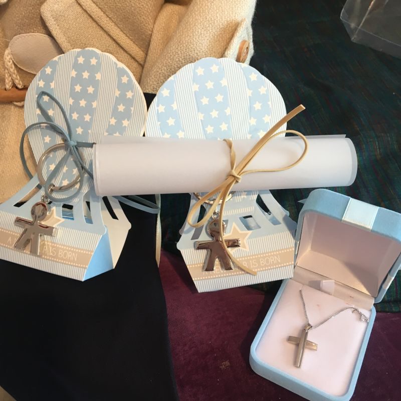 Gastgeschenk und Einladung zur Taufe zusammen