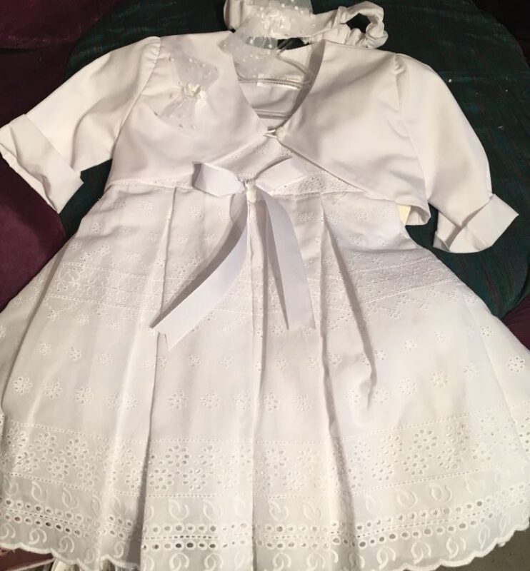 Elegantes Taukleid in weiss