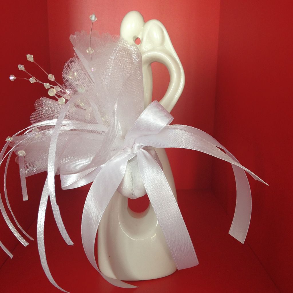 Gastgeschenke, Italienische Bomboniere für den Feierlichen Anlass. Bomboniere mit Porzellan Figuren und 5 Hochzeitsmandeln - Confettis.