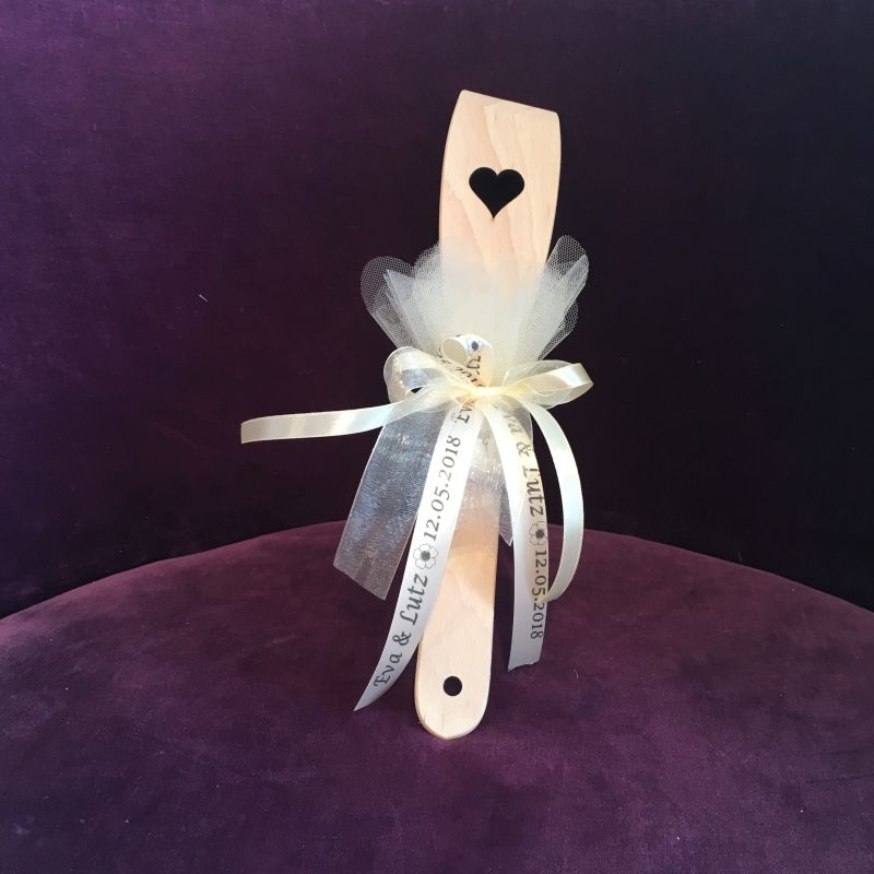 Pfannenwender mit Herz als Gastgeschenk zur Hochzeit