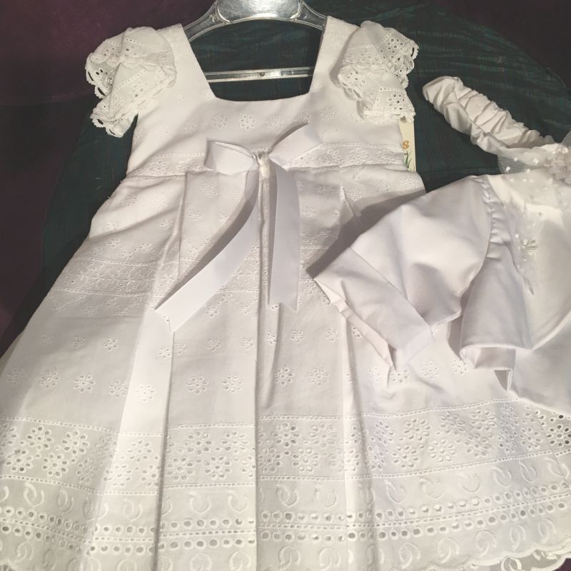 Elegantes klassisches Taufkleid